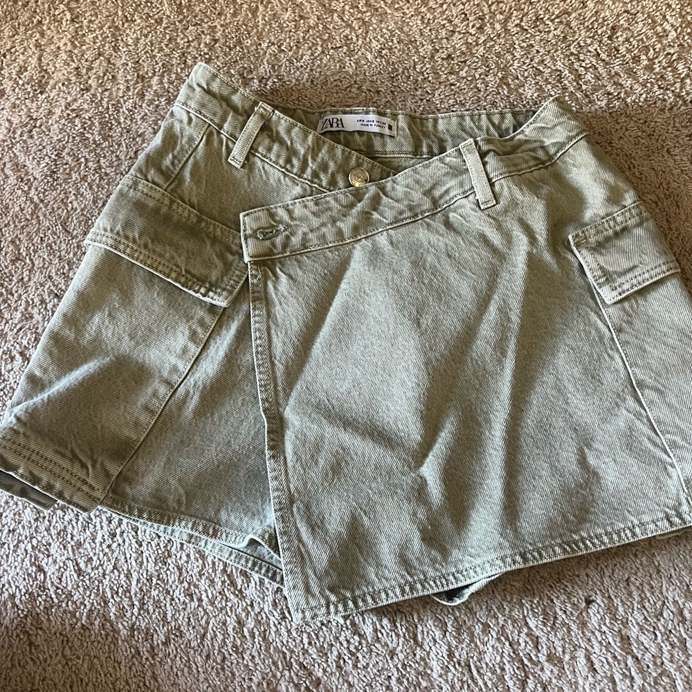 Zara Women's Olive Green Cargo Shorts